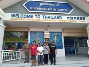 ตรวจคนเข้าเมืองเชียงแสน ช่วย 3 คนไทยถูกหลอกไปทำงาน กลับประเทศไทย.
