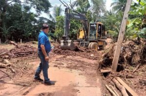 อบจ.อุตรดิตถ์ ลงพื้นที่สำรวจความเสียหาย หาแนวทางช่วยเหลือผู้ประสบภัยน้ำท่วม อำเภอฟากท่า