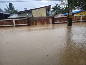 เชียงราย ฝนตกหนัก-น้ำป่าไหลหลาก ท่วมถนนบ้านห้วยดอกอูน-บ้านสันทราย อำเภอพาน