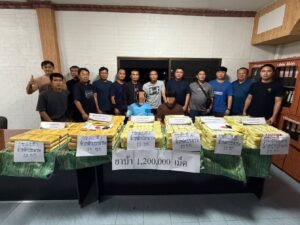 เชียงราย ตำรวจแม่สายสกัดจับ รวบ 2 ผู้ต้องหาขนยาบ้า 1.2 ล้านเม็ด ซุกรถกระบะคาด่าน