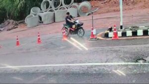 พะเยา วงจรปิดจับภาพ! คนร้ายขโมยแบตเตอรี่ ไฟแจ้งเตือนถนนหลวง