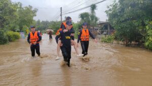 เชียงราย ทหาร นพค.35 เข้าช่วยเหลือบ้านเรือนประชาชนกว่า 400 หลังคา
