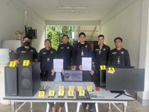 ตำรวจท่องเที่ยว บุกจับเว็บพนันกลางแม่สาย พบแอดมินชาวพม่าอยู่เกินกำหนดกว่า 200 วัน