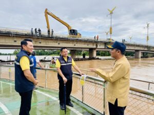 เชียงราย ระดมกำลังเปิดทางน้ำกก สะพาน ท.6 หลังไม้ขวางตอม่อ ทำระบายน้ำช้า