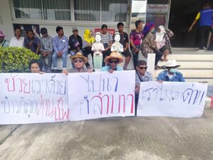 พิษณุโลก ชาวบางระกำบุกโรงพัก จี้ ตร.ย้ายด่านวังเป็ด ครวญขับมอ’ไซค์ออกจากไร่-นา ไม่ได้ใส่หมวกกันน็อค-รถไม่สมบูรณ์ โดนจับระนาว
