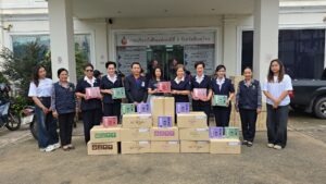 พิษณุโลก “มาดามฟิน” มอบน้ำหอม 300 ชุด ให้ผู้บริจาคโลหิตช่วยทหารและประชาชนในพื้นที่ชายแดน