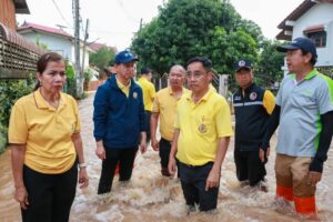 ผู้ว่าฯ สุโขทัย และคณะตรวจชุมชนคูหาสุวรรณ เหตุน้ำไหลทะลักเข้าท่วมบ้านเรือนประชาชน