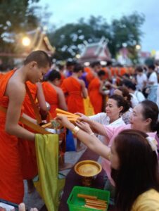 “ชินะราชา เบิกฟ้าเสริมบุญ ตักบาตรรับอรุณ หน้าพระวิหารเสริมพลังศรัทธา @เมืองสองแคว”