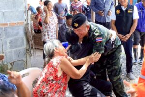 มทบ.39 จับมือบริษัท ปตท.สผ. สยาม จำกัด มอบถุงยังชีพช่วยน้ำท่วม ในพื้นที่ อ.บางระกำ จ.พิษณุโลก
