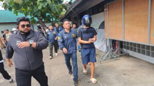 ตร.แม่สอด นำคนร้ายก่อเหตุใช้มีดปาดคอหญิงสาวสาหัส คาห้องน้ำที่ว่าที่การอำเภอแม่สอด