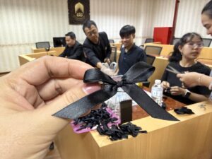 ม.พะเยา จัดกิจกรรม “ทำโบว์สีดำไว้อาลัย(คลิป)” แด่สมเด็จพระนางเจ้าสิริกิติ์ พระบรมราชชนนีพันปีหลวง