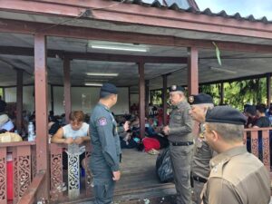 รอง ผบช.ภ.6  ตรวจติดตามสถานการณ์ชายแดนจังหวัดตาก วางแนวทางผู้หลบหนีการสู้รบ