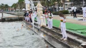 ลอยกระทงกลางกว๊านพะเยา เด็กนักเรียนแต่งชุดขาวสืบสาน ยี่เป็งล้านนาอย่างงดงาม