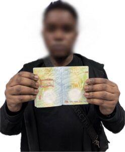 ผึ้งแตกรัง!! สแกมเมอร์ชาวเคนย่า ใช้ตราประทับปลอม ตบตาเจ้าหน้าที่หวังเดินทางคืนถิ่น หลังกวาดล้างหนัก ถูกจับคาสนามบินแม่สอด