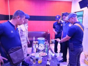 พะเยา บุกตรวจ”ภูซางเฮือนไทยรีสอร์ท” พบวัยรุ่น 13 คน มั่วสุมเสพยา! ยึดไอซ์-เคตามีนอื้อ เตรียมเสนอปิดร้าน 5 ปี