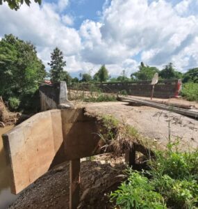 พะเยา ชาวบ้านโวย! สะพานคอขาด หลังน้ำท่วมหลายเดือนยังไม่ซ่อมสัญจรลำบากมาก