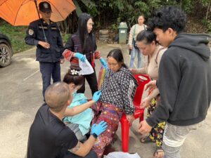 ฮีโร่ข้ามเวที!! จากชุดฟ้อนรำ สู่ภารกิจช่วยชีวิตกลางพรมแดนทำคลอดฉุกเฉิน สาวลาววัย 17 ปลอดภัย