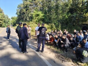 ชาวต่างชาติ ทะลักหนีจาก ฝั่งเมียนมา ข้ามมายังอำเภอพบพระ จังหวัดตาก 44 คน