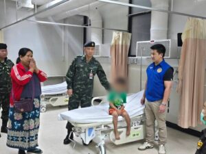 ผบ.กกล.นเรศวร เยี่ยมอาการเด็กชายชาวเมียนมา ได้รับบาดเจ็บจากสะเก็ด กระสุน ค.60 ตก ฝั่งไทย