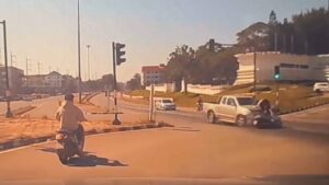 ชนสนั่น! กระบะฝ่าไฟแดงเสย จยย. กลางทางแยก ร่างสาววัย 19 กระเด็นนอนกลางถนน