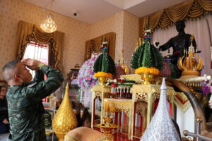 พิษณุโลก “บิ๊กกุ้ง” สักการะองค์ดำ และกราบพระพุทธชินราช แฟนคลับแน่น (คลิป)