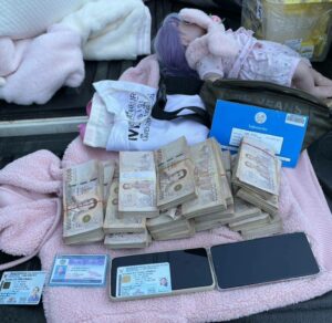 นรข. เขตเชียงราย ตรวจค้นชายหญิงชาวสุรินทร์ ซุกเงินในกล่องเสื้อผ้า 2 ล้าน แต่บอกที่มาของเงินไม่ได้