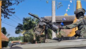 กองกำลังนเรศวร ตรึงกำลังแนวชายแดนจังหวัดตาก หลังเกิดการสู้รบอย่างหนัก ในพื้นที่ฝั่งเมียนมา พร้อมยิงกระสุนควันกระสุนส่องสว่างแจ้งเตือนฝั่งเมียนมา