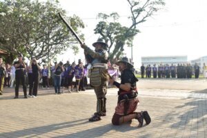 พิษณุโลก เปิดประตูศาลสมเด็จฯ อลังการ ผบ.มทบ.39 ชุดนักรบทหารโบราณ ยิงปืนขึ้นฟ้า ประทัดหมื่นดอกกระหึ่ม(คลิป)