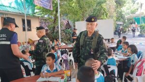 ผบ.กกล.นเรศวร ลงพื้นที่บ้านแม่โกนเกน เยี่ยมนักเรียนและครู หลังใช้วัดและศาลาประชาคมหมู่บ้าน เรียนชั่วคราว