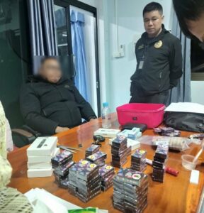 ตร.สืบแม่สาย จับหนุ่มใหญ่ตรังตระเวนขายพอตบุหรี่ไฟฟ้ายาเค 63 กล่อง ให้นักท่องราตรีสถานบันเทิง