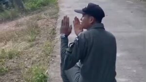 ระทึก! ชาวบ้านพบลูกระเบิด M67 กลางหมู่บ้านเชียงคำ ตร.-EOD เร่งเก็บกู้ทำลายปลอดภัย