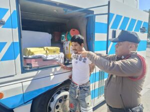 ตำรวจเมืองเชียงราย รวบผู้โดยสารขนยาบ้า 2 แสนเม็ด คาสถานีขนส่ง