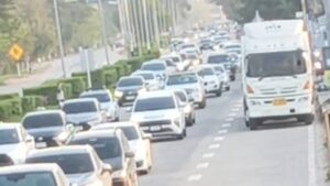 พะเยา จราจรเริ่มหนาแน่นรับหยุดยาวปีใหม่ แยกแม่ต๋ำรถสะสมยาวกว่ากิโลเมตร (คลิป)