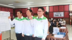 พะเยา เปิดศึกเลือกตั้ง! 5 พรรคดังแห่สมัครครบ 3 เขต กองเชียร์แน่นอาคาร แจกดอกไม้–พวงมาลัย