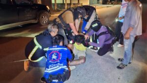 พะเยา ระทึกกลางดึก!ตำรวจ–กู้ภัยไล่ล่าชายจิตเวชอาละวาด วิ่งหนีกว่า 800 ม. ก่อนคุมตัวส่ง รพ.จุน