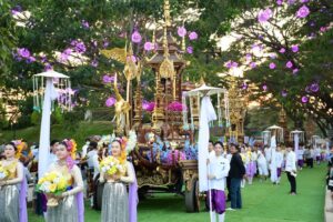 เชียงราย นักท่องเที่ยวคึกคัก ตักบาตรดอกไม้หนึ่งเดียวในล้านนา ถวายดอกไม้พระพุทธรูปคู่เมือง บนราชรถ 9 คัน