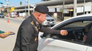 พะเยา ผบ.มทบ.34 ห่วงใยประชาชนช่วงส่งท้ายปีเก่าต้อนรับปีใหม่ ตั้งจุดบริการประชาชน–มอบลูกอมสร้างรอยยิ้มผู้เดินทาง