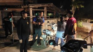 พะเยา ผวาทั้งคืน! ชายคลุ้มคลั่งอ้างเป็น นศท. เคาะบ้านอาละวาด เจ้าหน้าที่คุมตัวส่งบำบัด