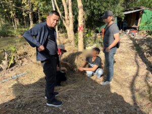 พะเยา บุกจับคากระท่อม! หนุ่มวัย 30 ซุกยาบ้าใต้กองฟาง 500 เม็ด สารภาพรับมาจากเอเย่นรายใหญ่