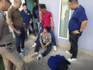 “จับแก๊งโจ๋ฟันน้ำนม” สืบสวน ภ.6 -สภ.บ้านไร่ จ.สุโขทัย ริอาจใช้ปืน”อีโบ๊ะ”ปล้นทรัพย์ กระชากเอาเสื้อช็อป- เข็มขัดนักศึกษาวิทยาลัยเทคนิคสุโขทัย