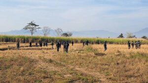 ตร.นับ 100 นาย ระดมกำลังปูพรมไล่ล่าคนร้ายก่อเหตุยิงตำรวจบาดเจ็บสาหัส 1 นาย