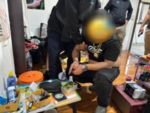 เชียงราย สภ.แม่สาย รวบหรุ่มใหญ่ หมายจับเพียบ พกปืน 2 กระบอก ยึดยาบ้าอีกเกือบ 6 หมื่นเม็ด