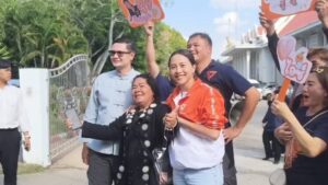 พะเยา ทั้งรักทั้งเกลียด! ป้าไม่เอาส้ม วิ่งหน้าตั้งถือกล้องขอถ่ายรูปคู่ไอซ์–โรม ก่อนหันกลับไปไล่ส้มต่อ (คลิป)