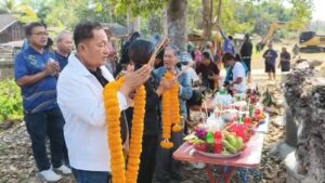 พะเยา ฮือฮาทั้งหมู่บ้าน! ยกเจ้าแม่ตะเคียนทองขึ้นแท่น เลขเด็ดโผล่ 265–83 นักเสี่ยงโชคไม่พลาด(คลิป)