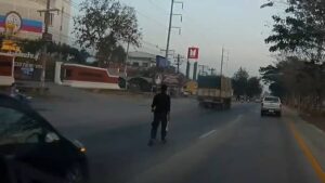 พะเยา ผวา! ชายปริศนาเดินกลางถนนสายหลัก รถติดยาว คนขับหวั่นอันตราย แจ้งตำรวจเร่งตรวจสอบ (คลิป)