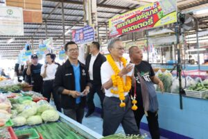 พิษณุโลก “ชวน หลีกภัย”ปราศรัยช่วยลูกพรรค”ทนายเต้ย”ตลาดวังทอง ลั่น ปชป.คัดสรรคนดี เชื่อคนนี้ไม่ขายตัว ไม่ย้ายพรรค !