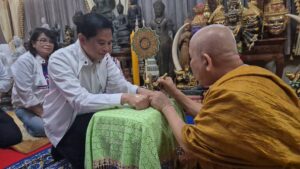 พิษณุโลก “พีระพันธุ์”หัวหน้าพรรค  รทสช.เจิมมือ นะมะมนต์ มนต์นางพญา วัดราชบูรณะ