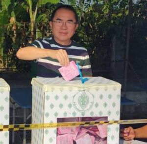 พิษณุโลก  “หมอวรงค์ ไทยภักดี“- “นิยม ช่างพินิจ” หย่อนบัตรใช้สิทธิ์เลือกตั้ง  ผอ.กกต.เผยรู้ผลไม่เกิน 2 ทุ่ม