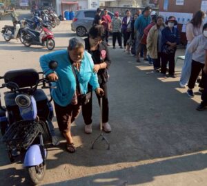 พม.เชียงราย ผนึกกำลัง อพม. ลงพื้นที่หน่วยเลือกตั้ง อำนวยความสะดวกกลุ่มเปราะบาง ใช้สิทธิเลือกตั้ง