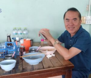 พิษณุโลก “หมอวรงค์“ โล่ง สบายใจ กินก๊วยเตี๋ยวร้านประจำ “เจ๊ลี่” ยังปฏิเสธสัมภาษณ์สื่อ